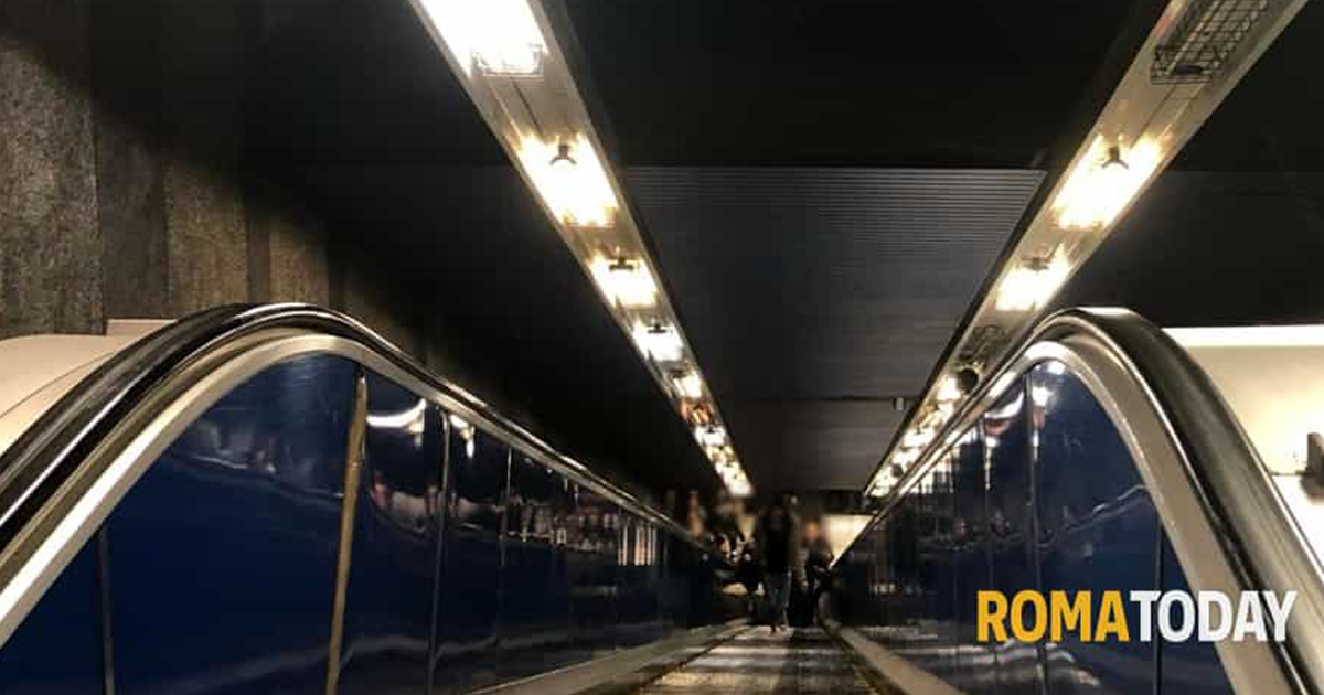 Stazione Policlinico la scala mobile si rompe, nessuno ferito