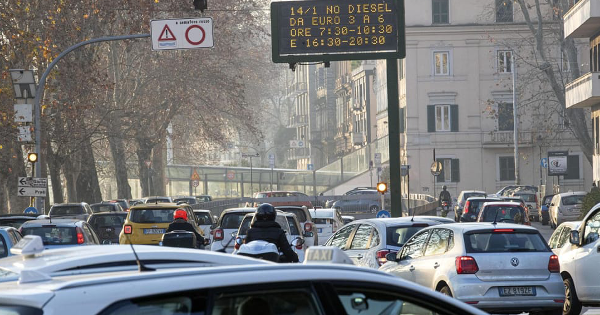 Blocco traffico Roma domenica 23 febbraio 2020 auto ferme nella fascia