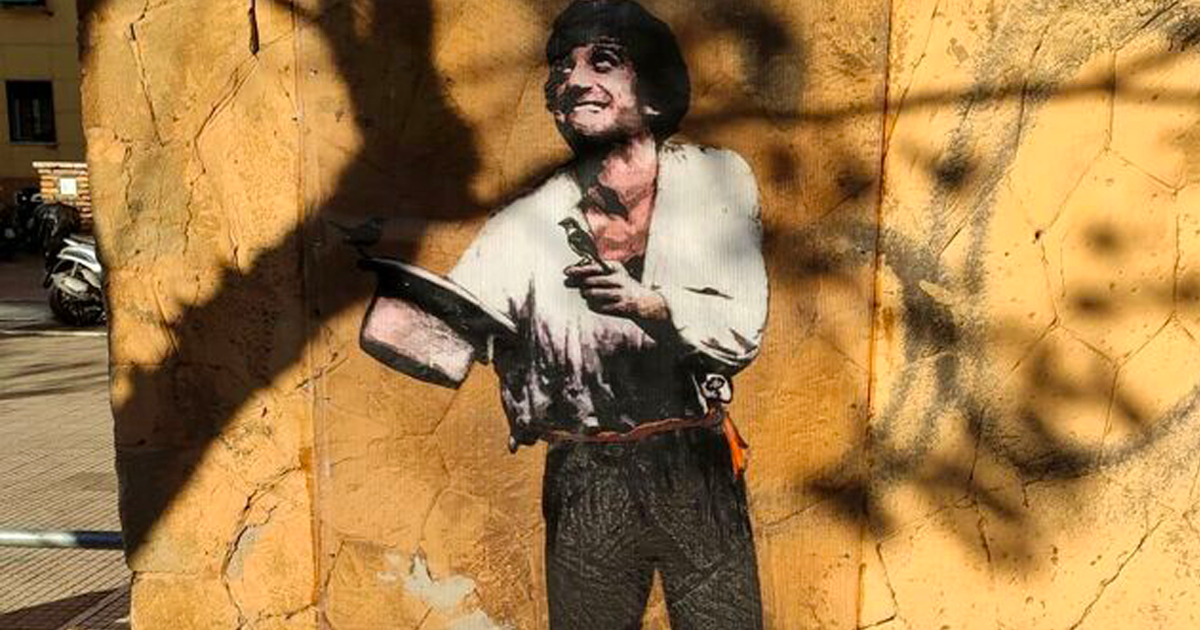 Gigi Proietti, fiori e un plexiglass per proteggere il murale del