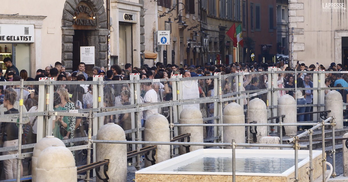 Nuova passerella per ammirare da vicino la Fontana di Trevi durante i ...